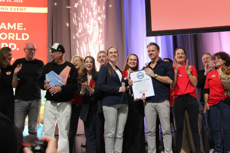 Connect Weltrekord Sieger und Benjamin Teuber mit Urkunde